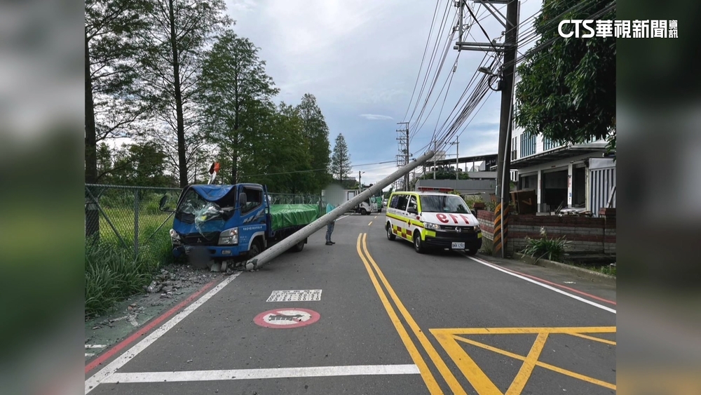 小貨車駕駛失控撞倒電桿　恐賠償上萬元