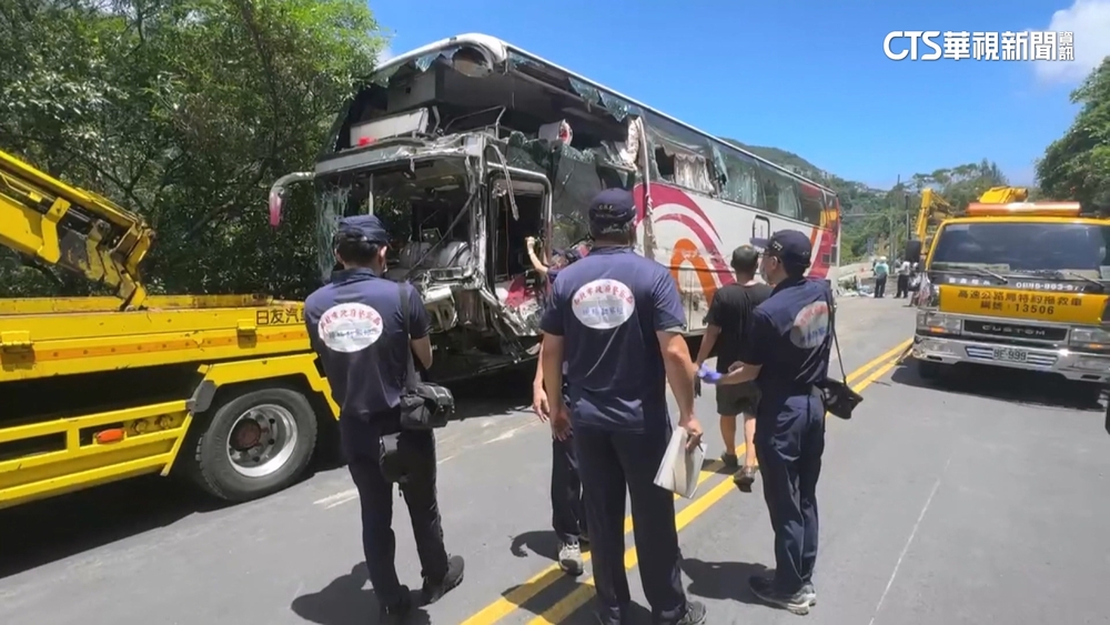 過彎失控撞！　新北萬里聯結車撞國光客運1死14傷