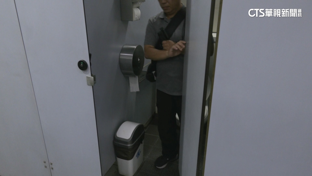 高捷驚見男躲廁所偷拍！　澳門遊客呼救　嫌當場被逮