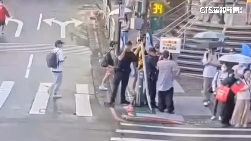 投票日倒數！　花蓮罷傅.反罷免團體同路口拉票