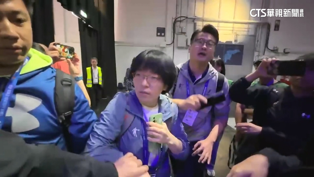 世大運台灣隊跆拳道男團奪銀　竟遭中國亂闖硬搶賀電