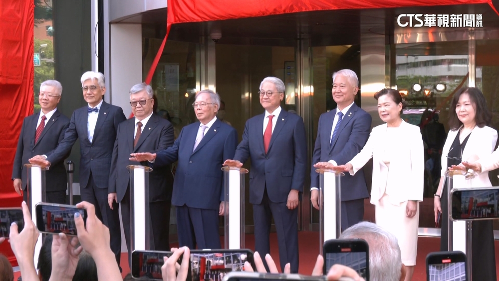 吳東亮率高層見證歷史！　台新金.新光金合併正式揭牌