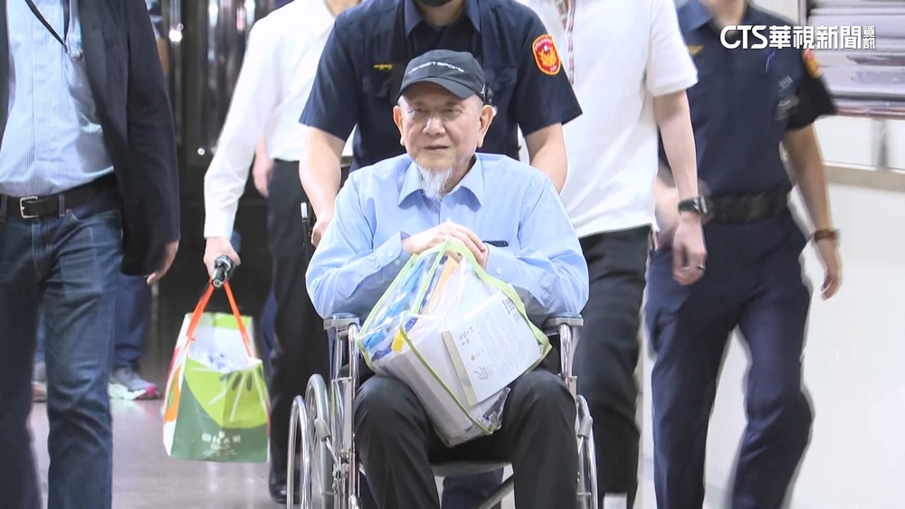 關押近11個月　沈慶京1.8億交保戴電子腳環出北院