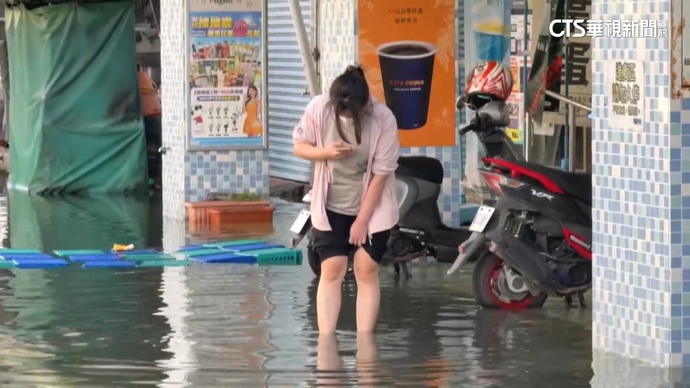 西子灣逢年度天文大潮　路面海水倒灌淹成汪洋