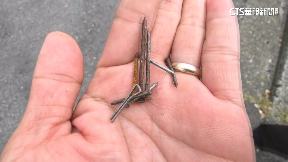 嘉義驚見鐵釘怪客？　愛車輪胎遭殃「撿到一大把」