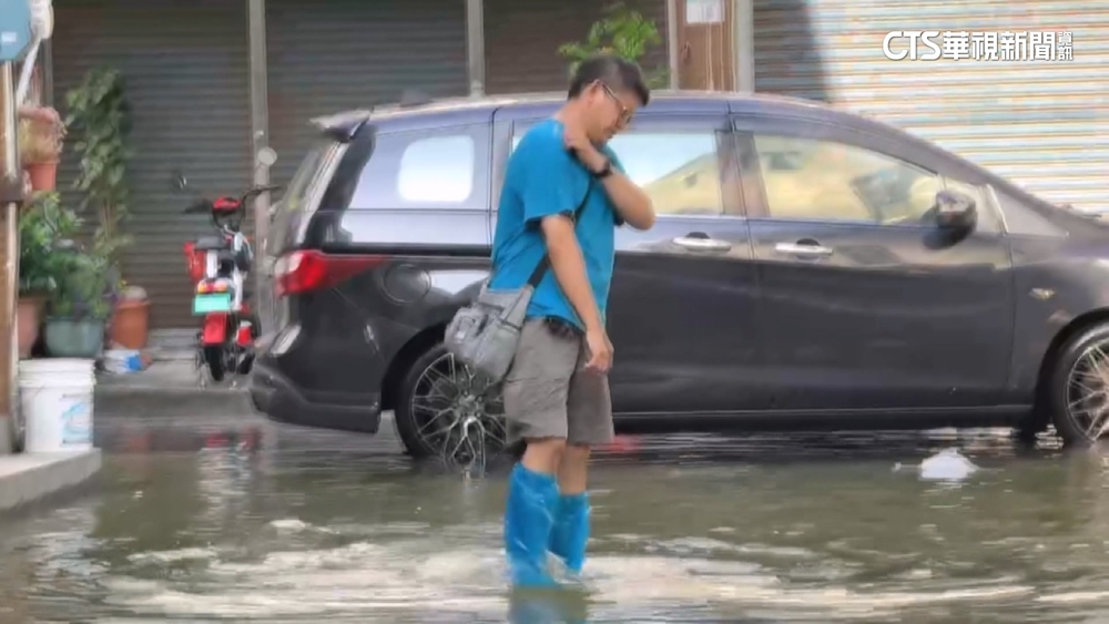 適逢年度大潮！　小琉球花瓶岩岸邊激起浪花險將人淹沒