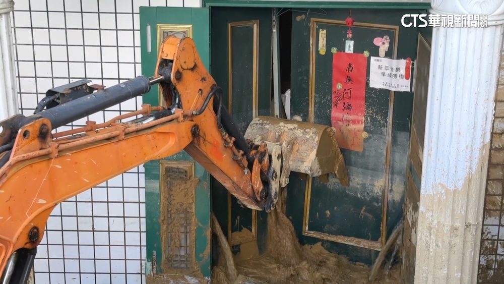 土石淹家門未清完又遇新颱風！　南投公所急挖防洪溝