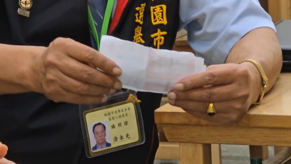 拿私章蓋票！桃園婦想換票遭拒　「選票怒撕兩半」最高罰5萬