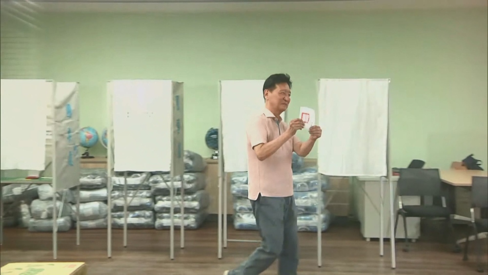 羅智強送「東非獅子」陪投票　趙少康完成投票太開心「亮票」給媒體拍 北市選委會給回應