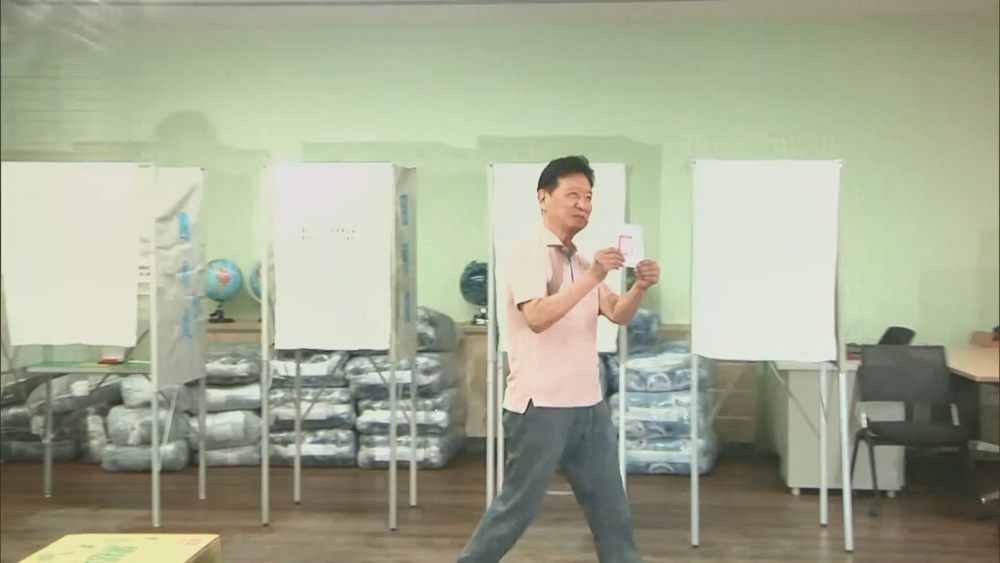 投完票「亮票」給媒體拍　趙少康稱「以為是背面」：錯誤示範