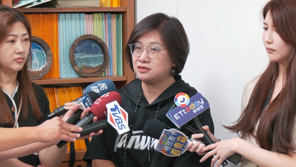 綠委爆選務人員蓋選民印章稱「統計人數」　花蓮選委會火速開鍘：已解職