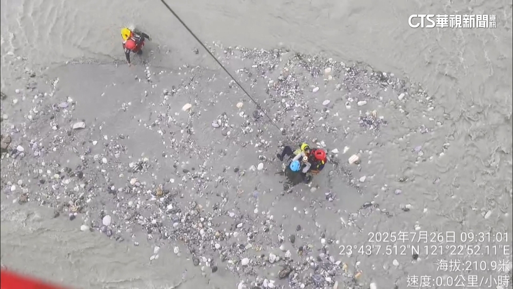 花蓮野溪暴漲！　3遊客受困一夜　空勤吊掛成功救援