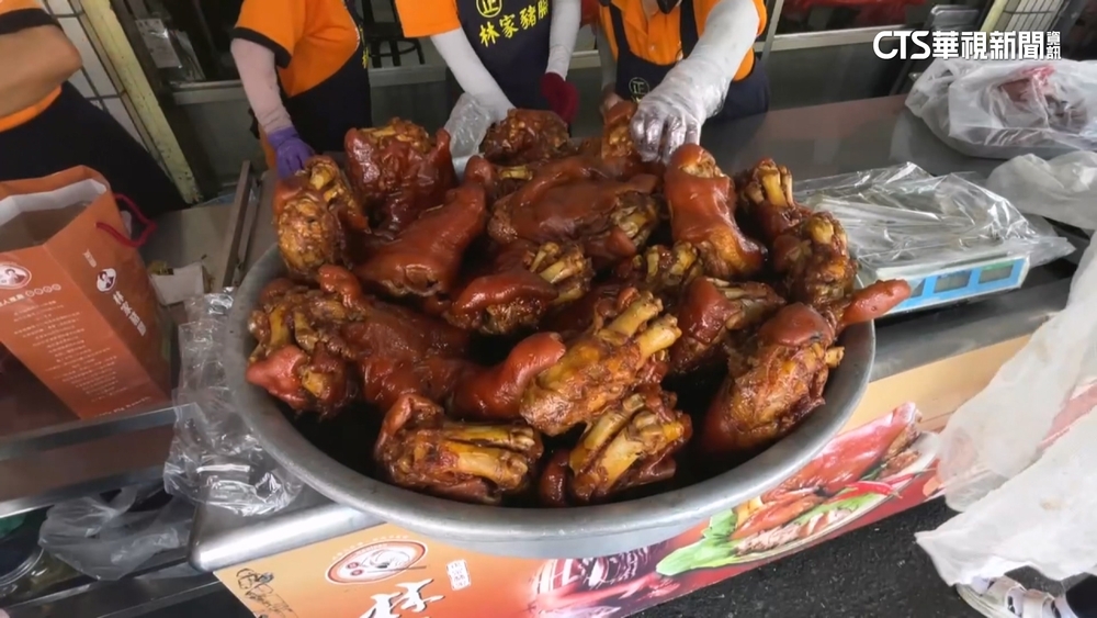 閏六月買豬腳幫父母添壽　萬巒豬腳街湧人潮