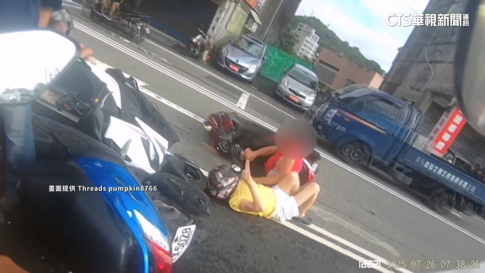 路窄.動線亂！　3機車連環撞　目擊騎士驚：像保齡球賽！