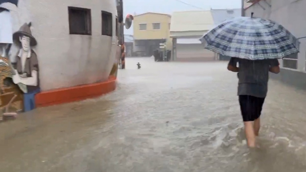 馬路淹成小河！台南市府宣布：後壁區今日停班停課