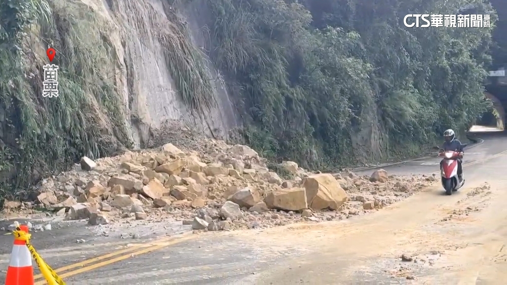 雨炸苗栗！台6線2路段落石坍方　民眾協力抬車通過