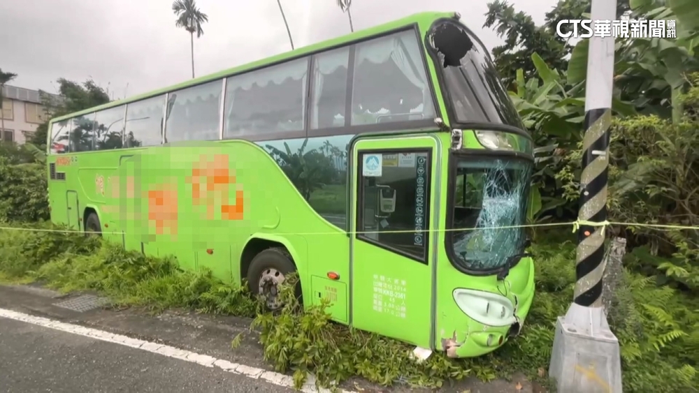 客運駕駛自撞電箱肇逃　驚！400米後再撞電桿