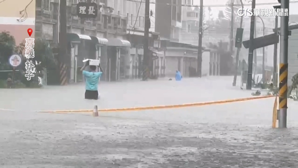 嘉義朴子多處積水成災　沙包堆分隔島成「防淹陣線」