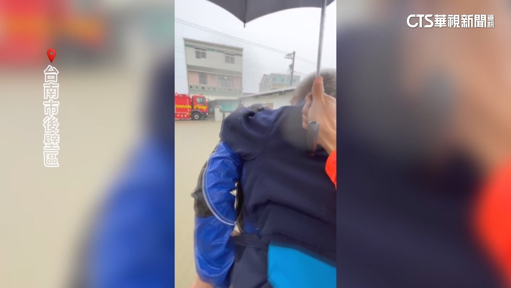 雨彈濫轟台南後壁區.鹽水區　警消揹長者涉水撤離