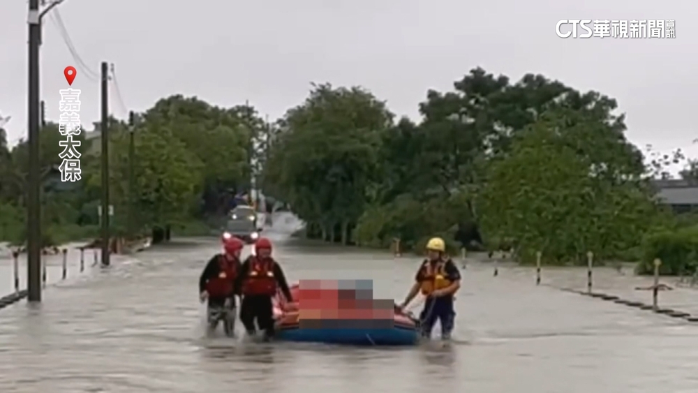 嘉義太保雨量破400毫米　臥床長輩困.消防橡皮艇救援