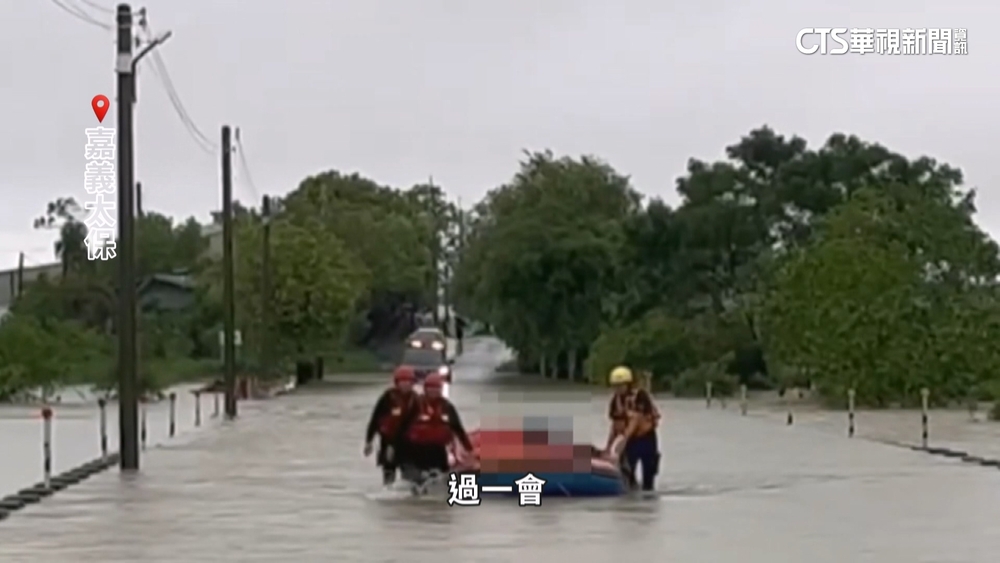 嘉義太保雨量破400毫米　臥床長輩困.消防橡皮艇救援