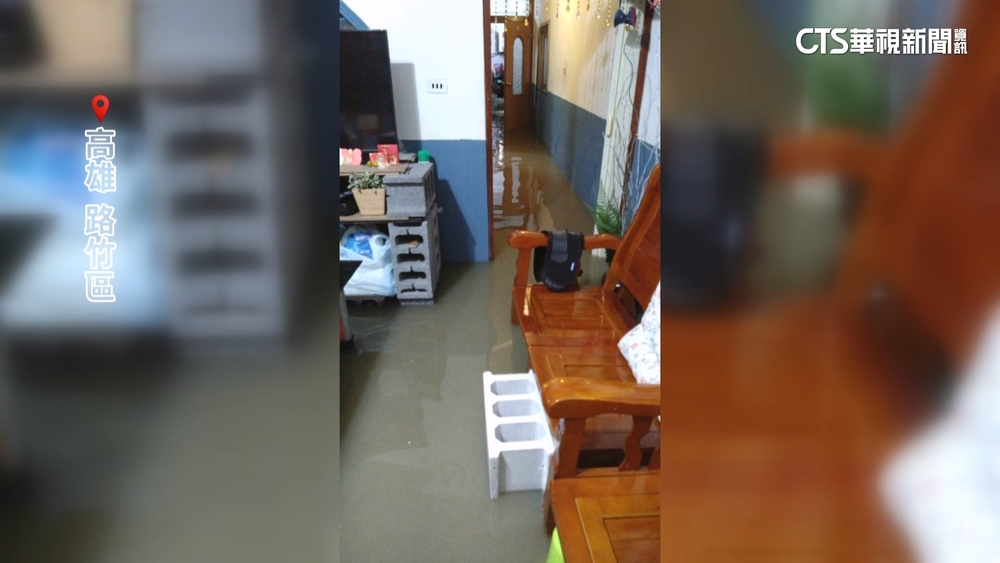 南台大雨狂炸　高雄路竹水淹進民眾家門
