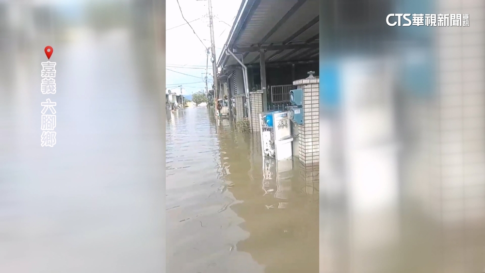 嘉義六腳鄉磚窯社區水淹腰部高　村長搭橡皮艇發物資