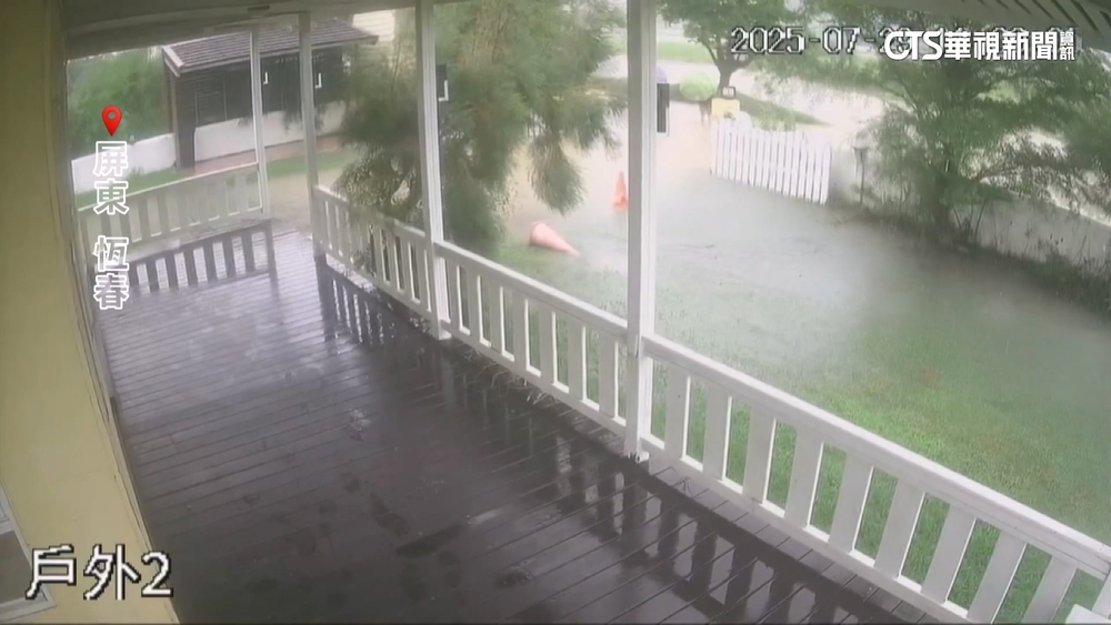 暴雨灌恆春！民眾冒險涉水　泥水淹庭院民宿忙退單