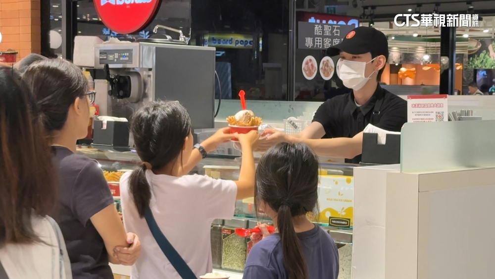 知名冰淇淋店「漂白水當開水？」　客喝下肚4送醫