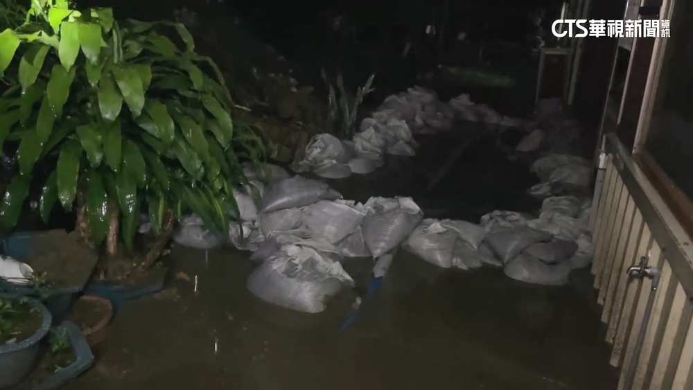 大雨晚間再炸嘉義！　水上鄉163縣道積水　泥水灌民宅