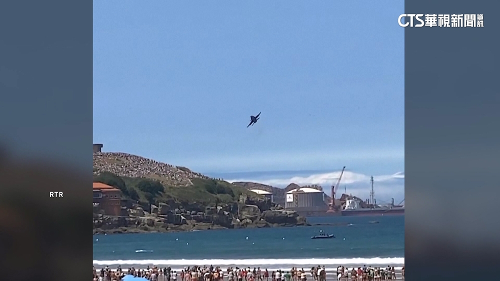 西班牙戰機表演突翻轉垂直爬升　空軍：為閃鳥群