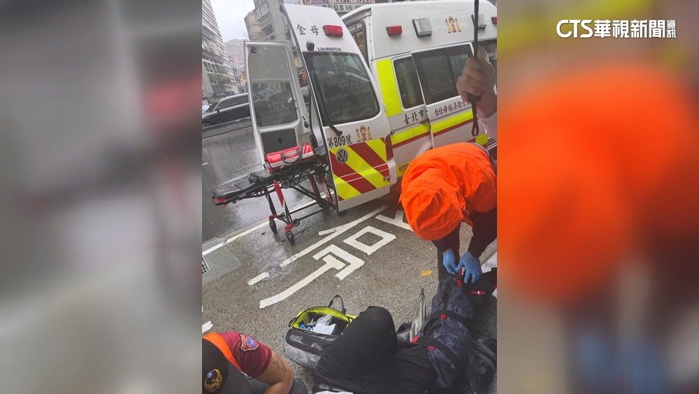 追公車路車門前滑倒　男腿遭輾過骨折