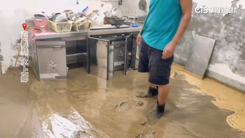 大雨釀災！擋土牆崩落　土石泥流沖進民宅淹30公分