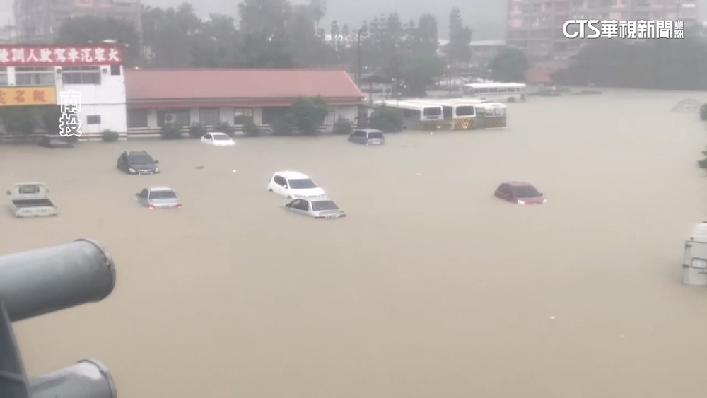 大雨不停+貓羅溪漲！　南投駕訓班旁水淹逾10車