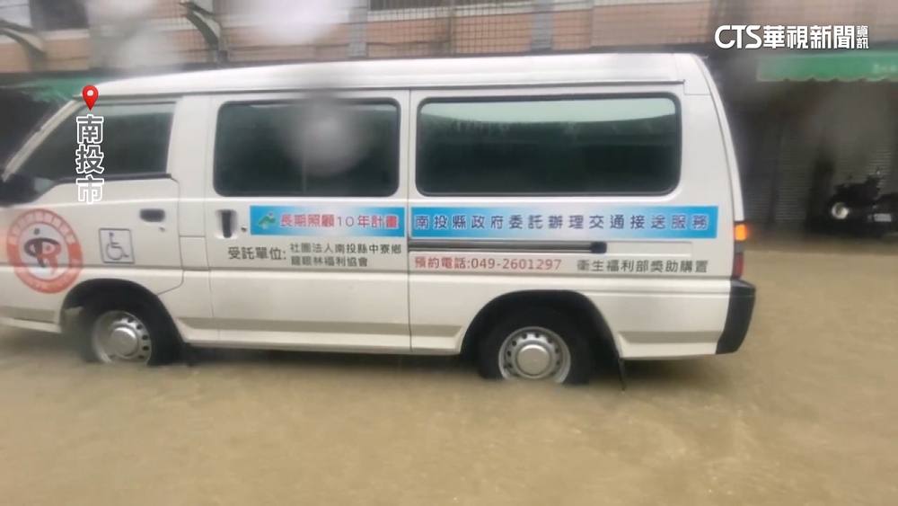 南投市區積水逾20公分　長照巴士拋錨卡路中央
