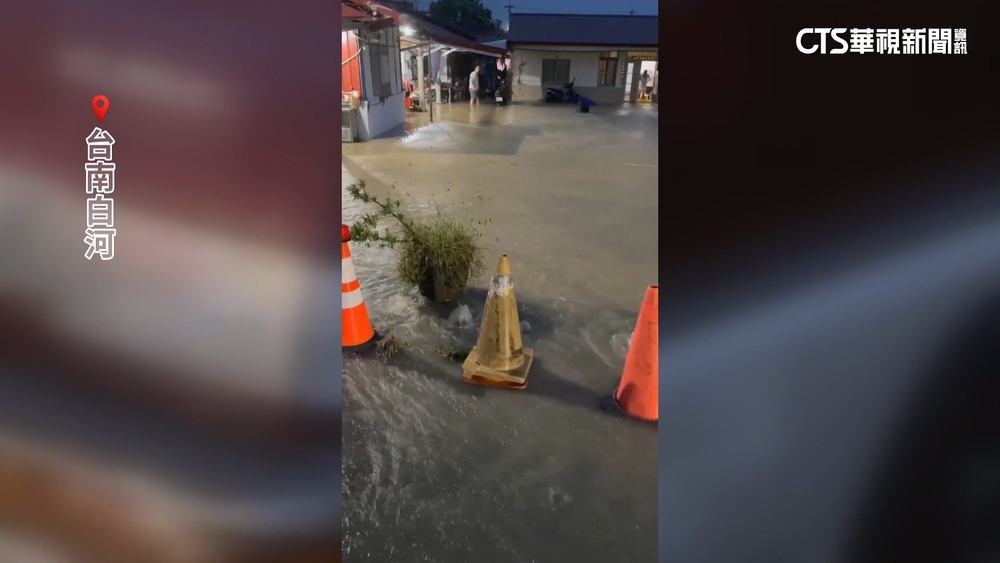 雨彈炸！台南白河道路慘成汪洋　水淹半個輪胎高