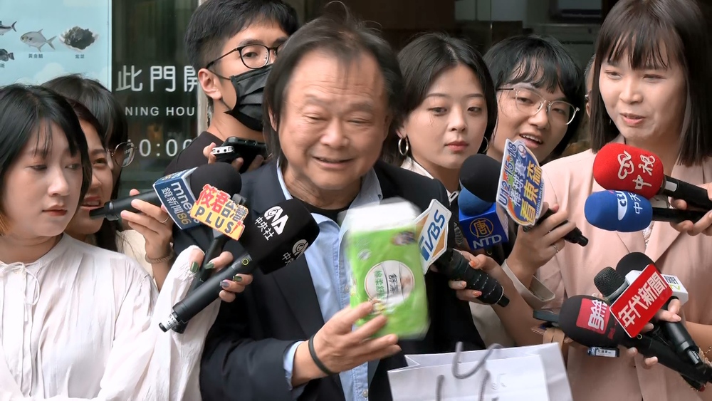 送柯建銘衛生紙　王世堅「自己去擦屁股」：要有自知之明、扛起責任