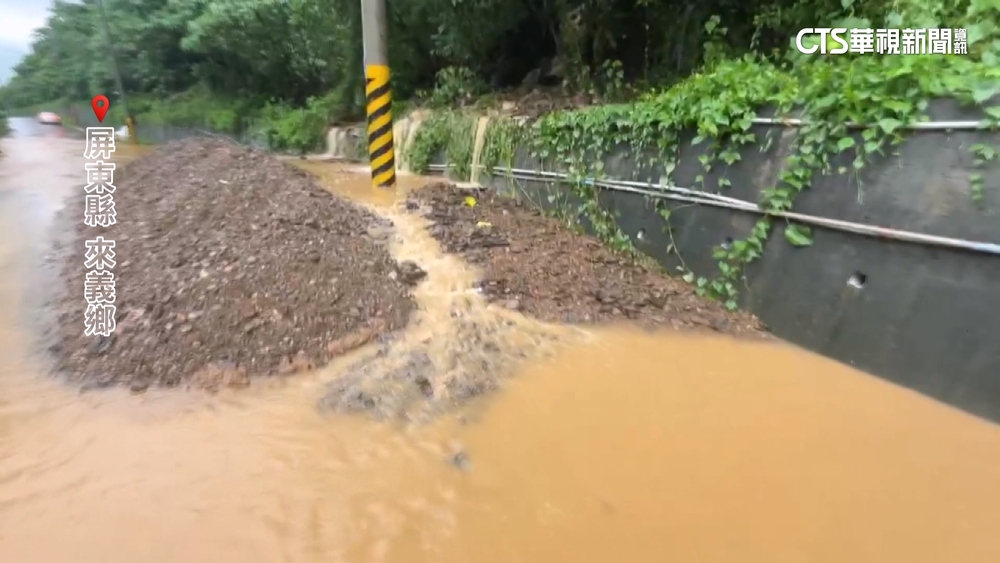 豪雨成災！屏東來義多處土石流　鄉公所急派機具清理