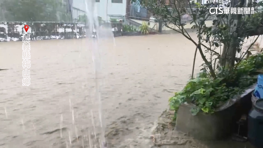 梅山24小時累積雨量破400毫米　路遭雨水吞噬