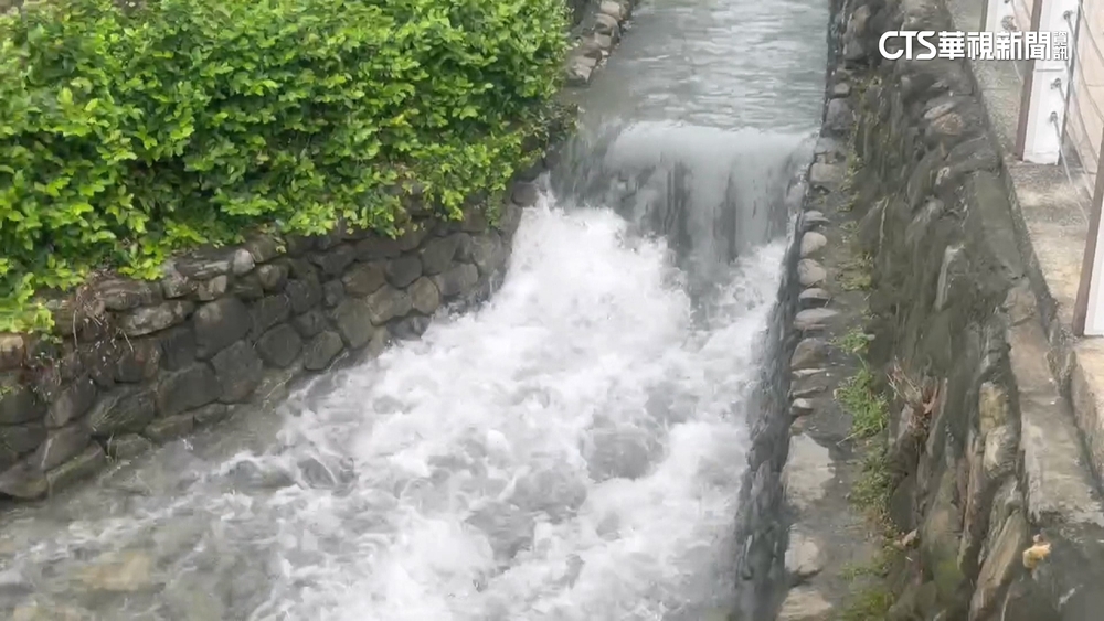 高雄連日大雨！　「龍巖冽泉」湧現泉水民眾驚奇
