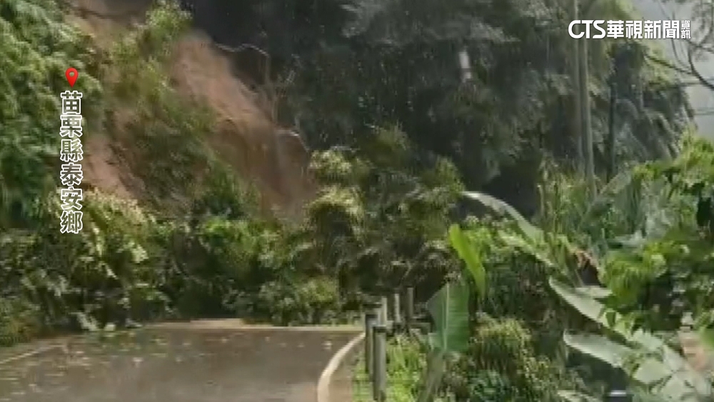 驚睹整片山壁眼前崩落　駕駛嚇到尖叫倒退嚕