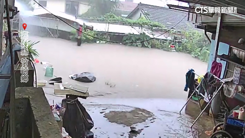 牛稠溪水暴漲！　大雨灌進村莊　淹進嘉義竹崎鄉村長家
