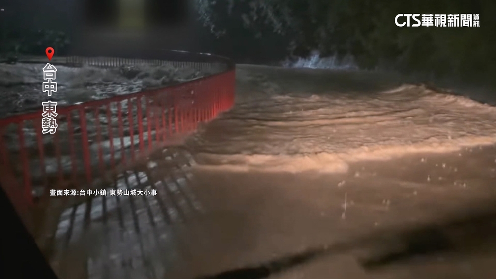 台中東勢大排溢流路面！　「車當船開」逆流而上