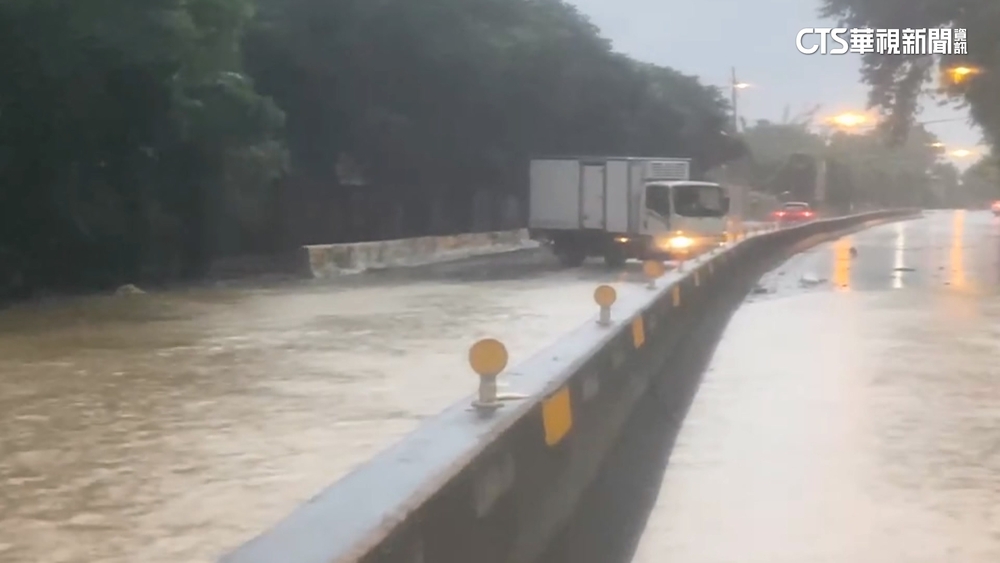 草屯台14線平林段雙向淹水　貨車拋錨嘆：無法送貨了