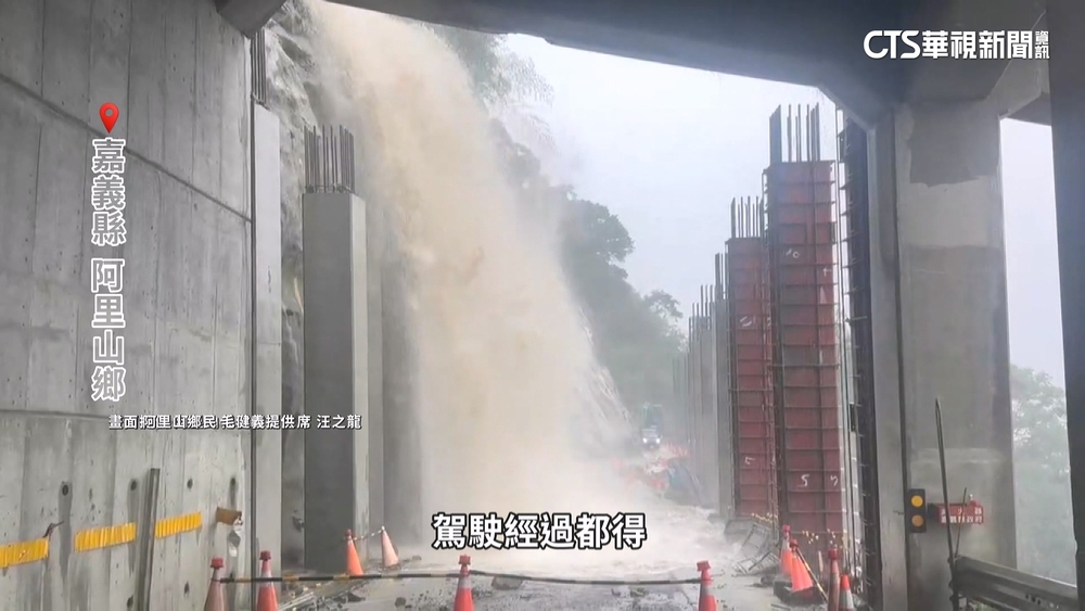嘉159線路坍.山區邊坡崩塌　機具冒雨搶通險象環生