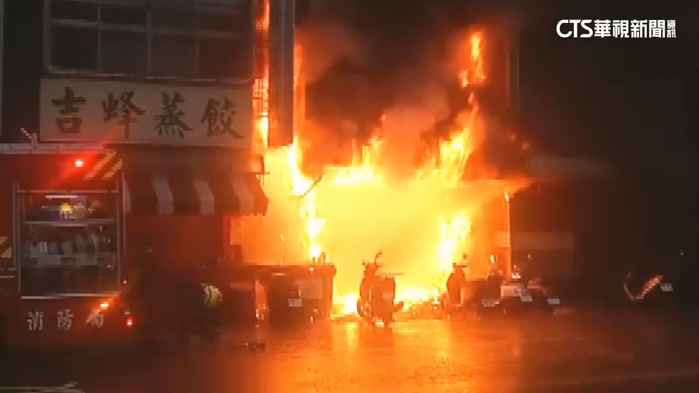 台中麵店惡火！祖孫3代躲陽台「招牌阻逃」2死3危