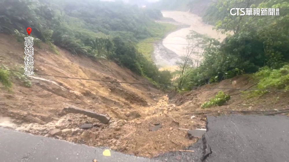 豪雨路斷！救難員揹器材　徒步挺進搜救墜谷5口