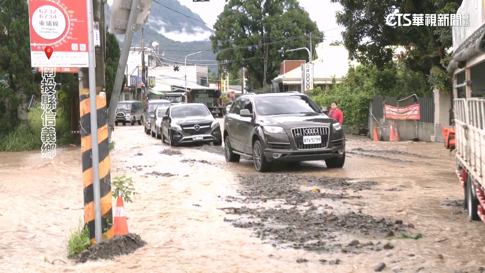 雷雨轟南投　信義鄉多處淹水.台21線邊坡塌