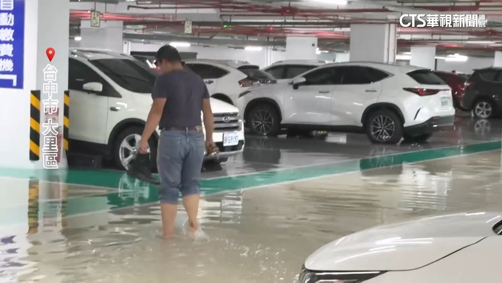 淹水！　台中烏日汪洋一片　駕駛無奈「水上開車」