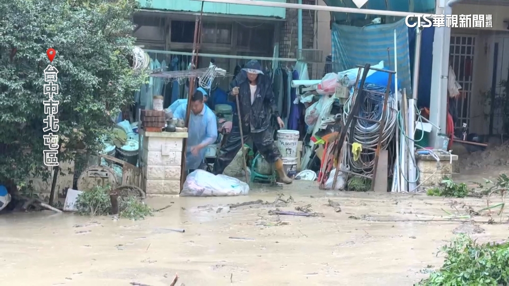 轟！　北屯土石崩落衝進家門　泥流淹膝蓋住戶嚇壞
